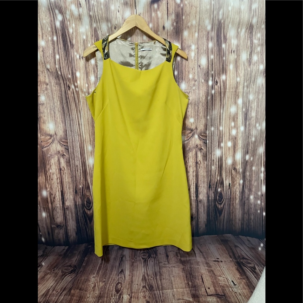 Yellow Dress/snake print collar
